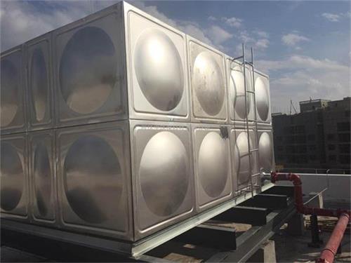 无拉筋焊接水箱是供水设备中必不可少的部件之一